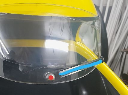Detail eines gelben Helms mit Visier