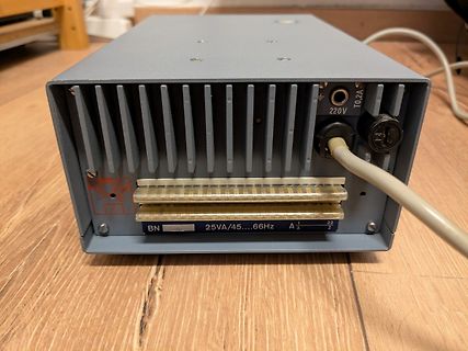 Rückansicht eines Netzteils mit Kühlrippen