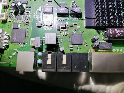 Nahaufnahme einer bestückten Leiterplatte mit elektronischen Bauteilen