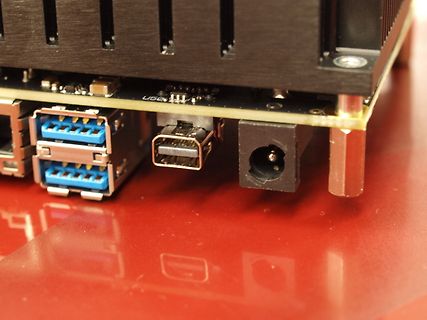 Anschlüsse einer Platine mit USB und DC-Buchse