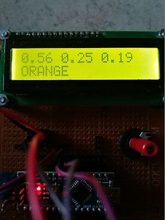 LCD-Display auf Lochrasterplatine mit Mikrocontroller