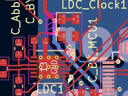 Ausschnitt eines PCB-Layouts mit Leiterbahnen und Beschriftungen