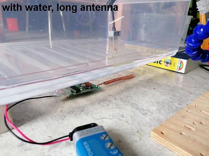 Elektronikaufbau mit Spule und Wasserbehälter