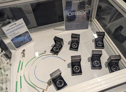 Ausstellungsdisplay von Radiall Orbix Kabelbaugruppen