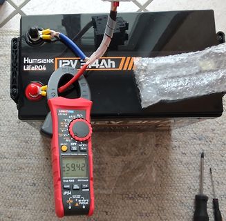 Multimeter misst Strom an LiFePO4 Akku
