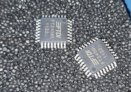 Zwei FT245BL FTDI integrierte Schaltkreise auf Schaumstoff