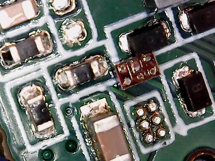 Makroaufnahme von SMD-Bauteilen auf einer Leiterplatte