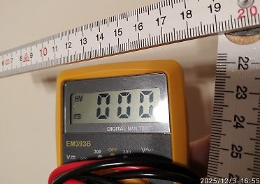 Digitalmultimeter mit Messwert 000 und Lineal