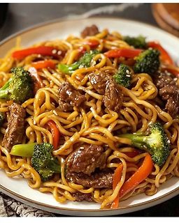 Nudeln mit Rindfleisch und Brokkoli