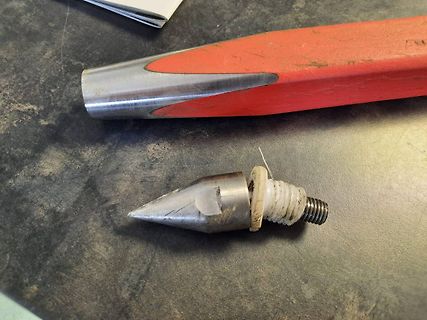 Metallspitze und Gewindeteil auf Tisch