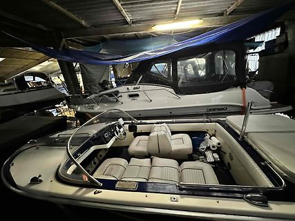 Boote in einer Lagerhalle