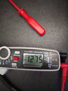 Multimeter und Schraubendreher auf dunklem Untergrund