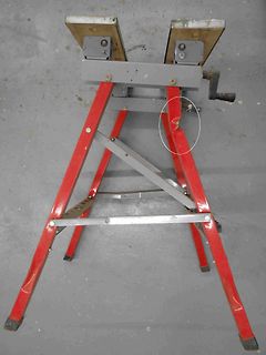 Roter Metallständer mit Holzauflagen