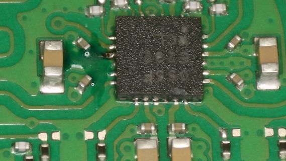 Makroaufnahme einer Leiterplatte mit integriertem Schaltkreis