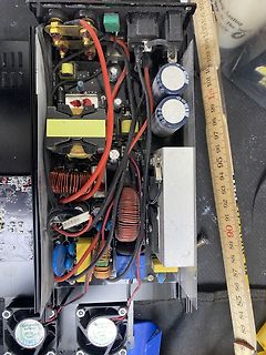Innenansicht eines Schaltnetzteils mit Bauteilen und Lineal