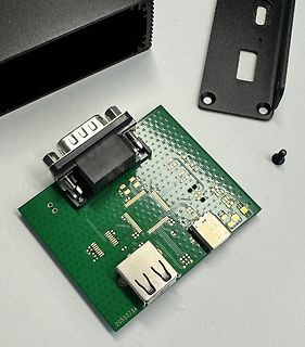 Grüne Leiterplatte mit DB9- und USB-Anschluss