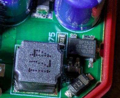 Nahaufnahme einer Leiterplatte mit elektronischen Bauteilen