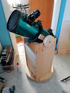 Teleskop auf Holzstativ