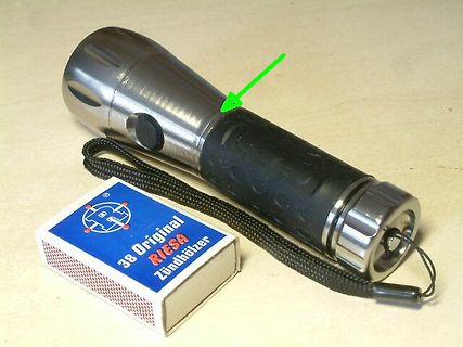 Taschenlampe und Streichholzschachtel