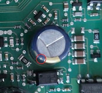 Nahaufnahme einer Leiterplatte mit Elektrolytkondensator