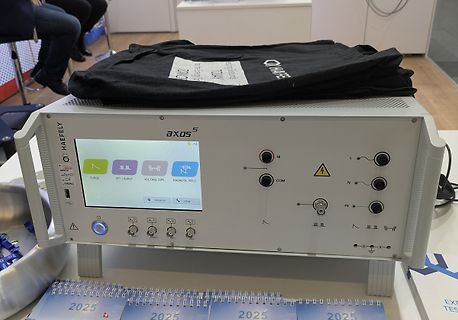 HAEFELY AXOS Prüfgerät mit Display