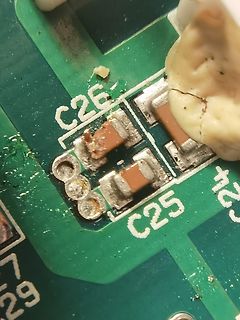 Nahaufnahme einer Leiterplatte mit SMD-Kondensatoren