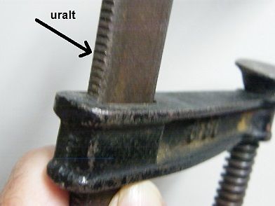 Nahaufnahme einer Schraubzwinge mit Textmarkierung