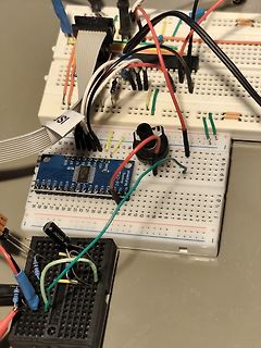 Aufbau auf Breadboards mit Mikrocontroller und Bauteilen