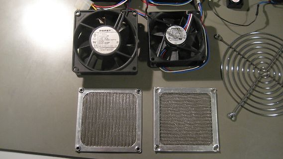 Zwei Lüfter, zwei Staubfilter und ein Schutzgitter