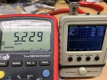 Multimeter und Oszilloskop auf einem Arbeitstisch