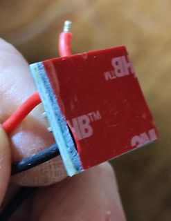 Bauteil mit roter Beschriftung und Kabeln