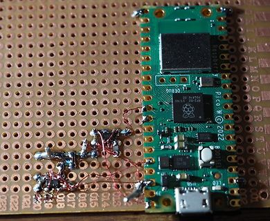 Raspberry Pi Pico auf Lochrasterplatine verlötet