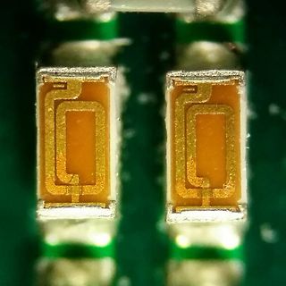 Makroaufnahme von zwei SMD-Bauteilen auf Leiterplatte
