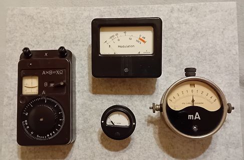 Verschiedene analoge Messinstrumente