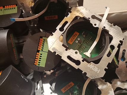 Mehrere kreisförmige Leiterplattenmodule in Metallgehäusen