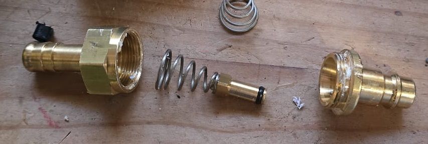 Zerlegte Messingarmatur mit Federn