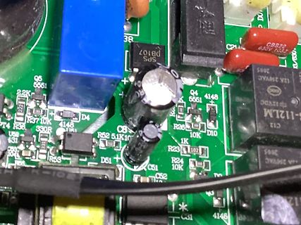 Nahaufnahme einer Leiterplatte mit elektronischen Bauteilen