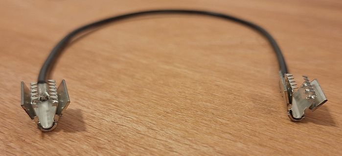 Kabel mit zwei Metallklemmen