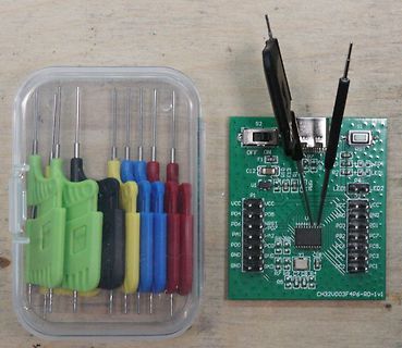 Leiterplatte mit Testpins in Kunststoffbox