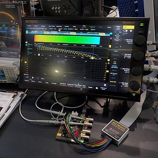 Oszilloskop mit Messaufbau und Logik-Analyzer