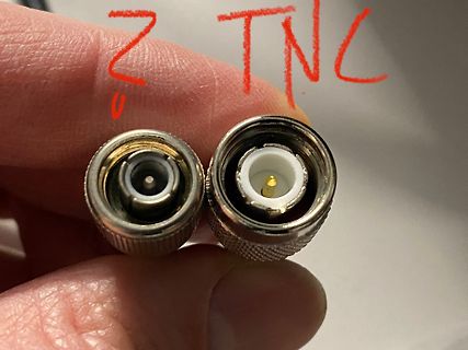 Zwei Koaxialstecker im Vergleich