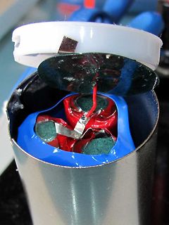 Geöffnetes Batteriefach mit Batterien