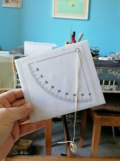 Foto eines Papier-Neigungsmessers mit Lotgewicht