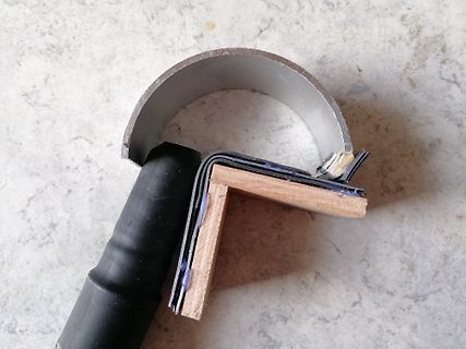 Teil eines Werkzeugs auf Holz und Stein