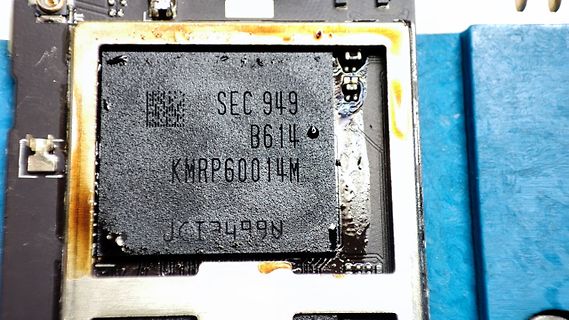 Nahaufnahme eines integrierten Schaltkreises auf einer Leiterplatte