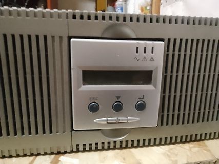 Frontseite eines elektronischen Geräts mit Display und Tasten