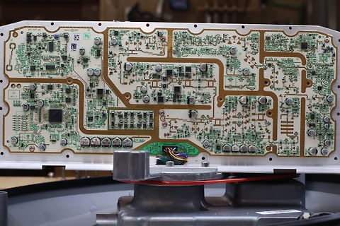 Foto einer Leiterplatte mit elektronischen Bauteilen