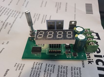 Bestückte Leiterplatte mit 7-Segment-Anzeige und Elektrolytkondensatoren