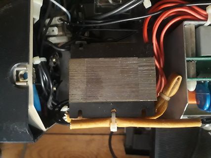 Innenansicht eines Netzteils mit Transformator und Verkabelung