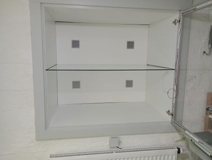 Leeres weißes Wandregal mit Glasboden